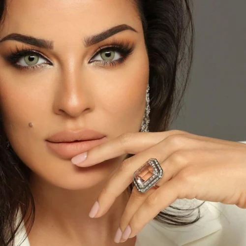 بيلا ايليت – ايميرلد جرين