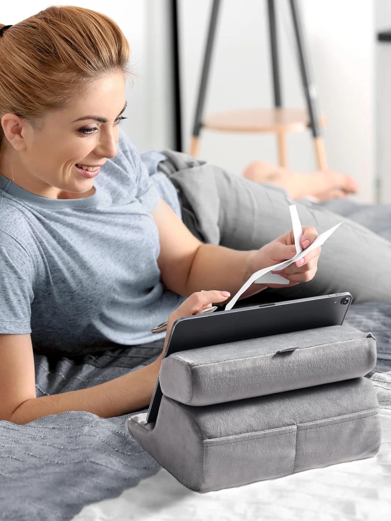 حامل وسادة تابلت UGREEN لسرير ناعم مع 3 زوايا عرض