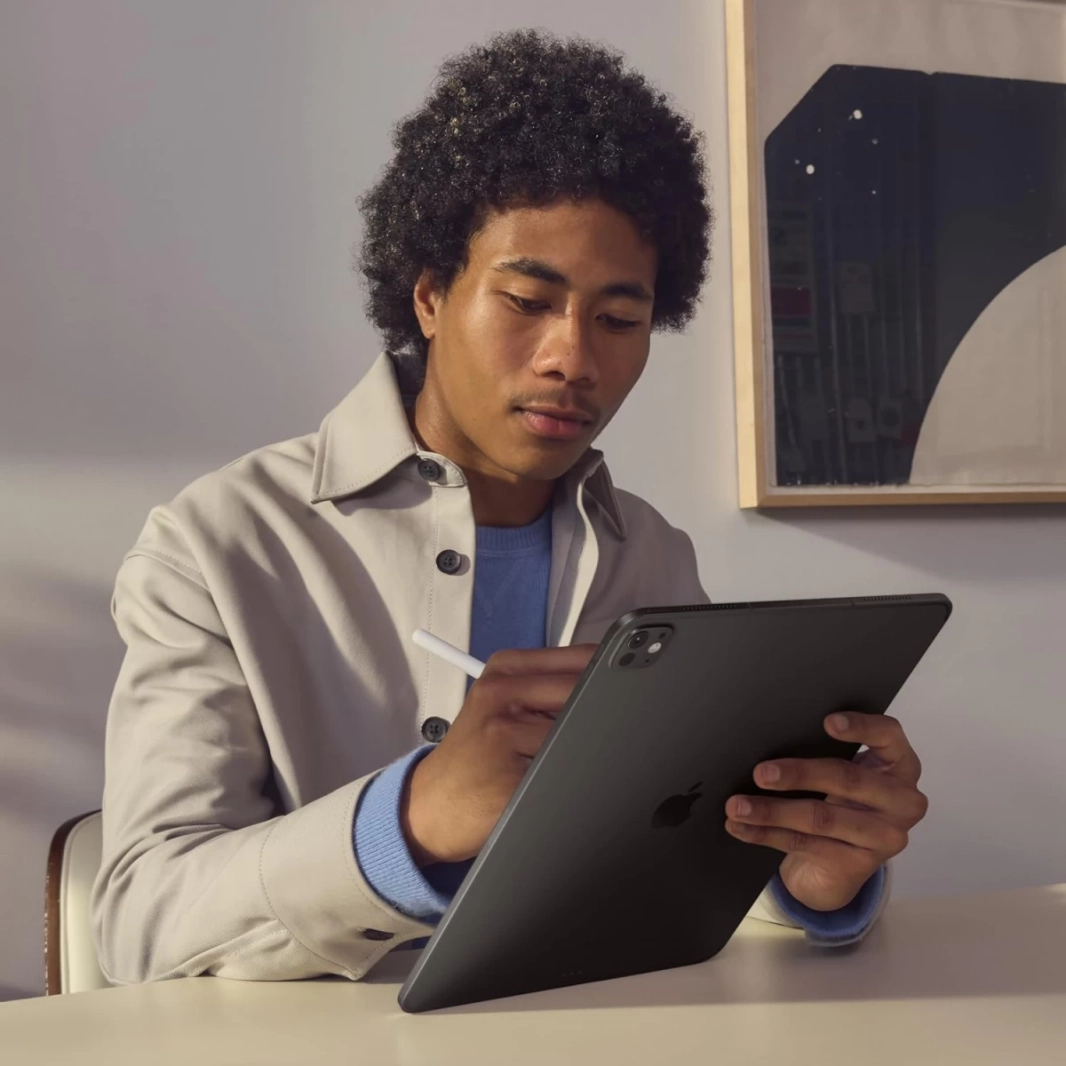 جهاز iPad Pro 11 M4 الجديد من Apple (أحدث طراز) مقاس 11 بوصة (ذاكرة 8 جيجابايت / سعة تخزين 256 جيجابايت) واي فاي فقط - أسود