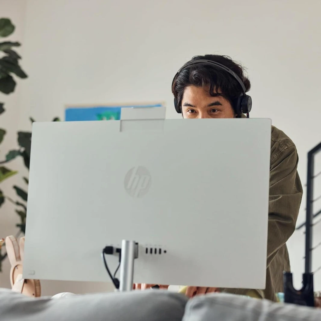 كمبيوتر HP All-in-One AIO 24-cr1005ne، معالج Intel Core™ Ultra 5 125U بتردد يصل إلى 4.3 جيجاهرتز، ذاكرة وصول عشوائي DDR5 بسرعة 5600 ميجاهرتز، سعة 16 جيجابايت، شاشة لمس FHD IPS مقاس 23.8 بوصة