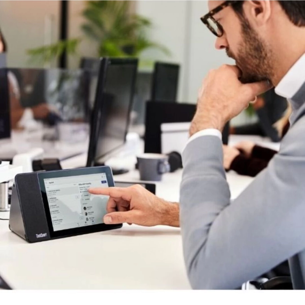جهاز مؤتمرات الفيديو الذكي Lenovo ThinkSmart View Wifi 8" HD بشاشة تعمل باللمس مع نظام صوت مدمج وكاميرا ذكية (لـ ZOOM فقط) - أسود