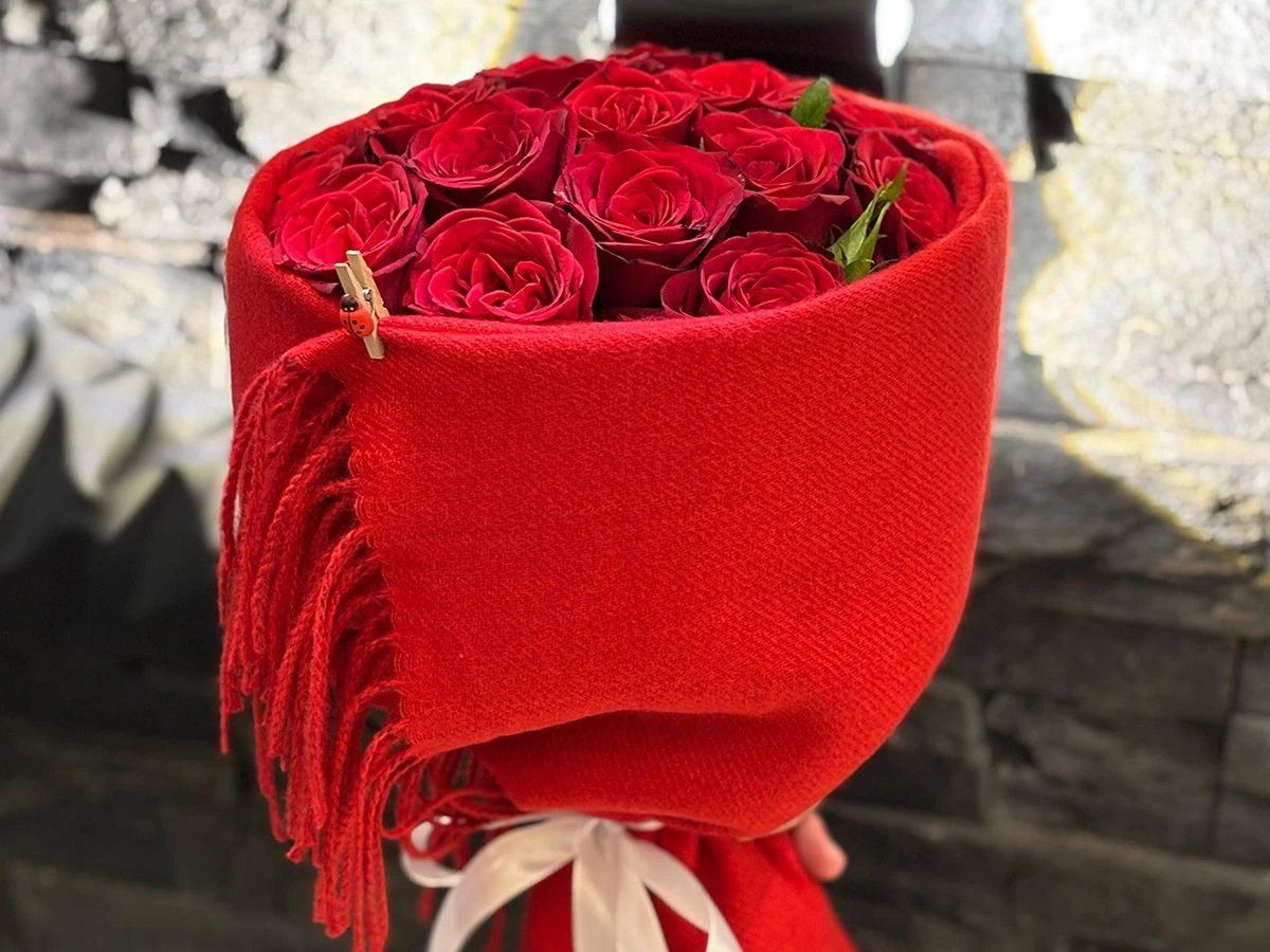 Love Hand-Tied Bouquet of 20 Gory Roses with a Kashmir Shawl