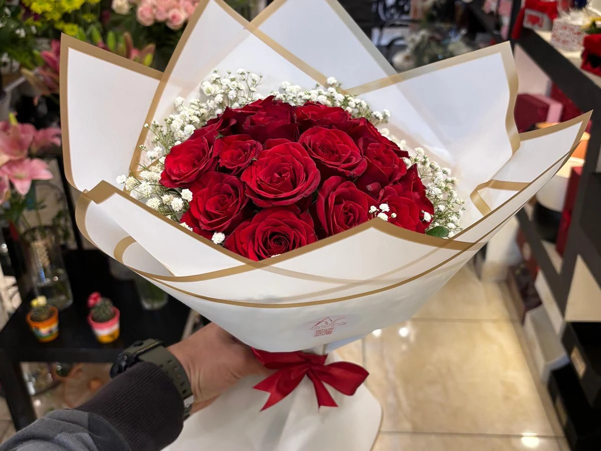 باقة حب يدين من 20 وردة جوري مع زهور الجبسوفيلا