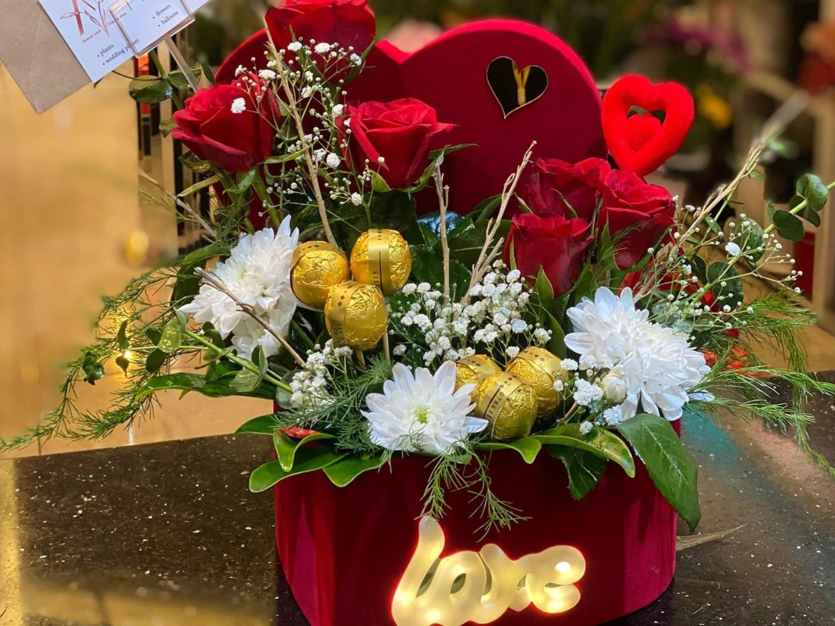 صندوق قلب مضاء مع ورود جوري وشوكولاتة من Love 17