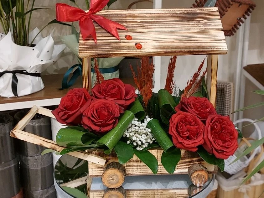 Birthday Bouquet – Gory Rose with Wooden Hut Box