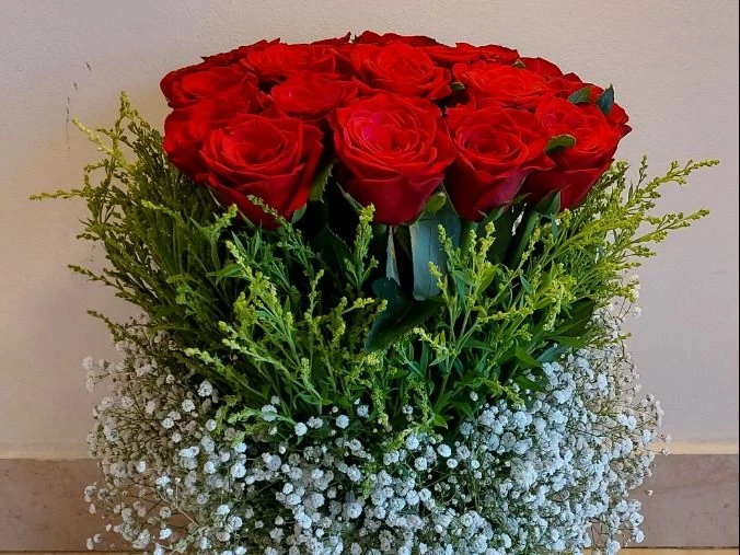 Birthday Bouquet – Gory Rose with Gypsophila, Seldagua, and a Circular Box
