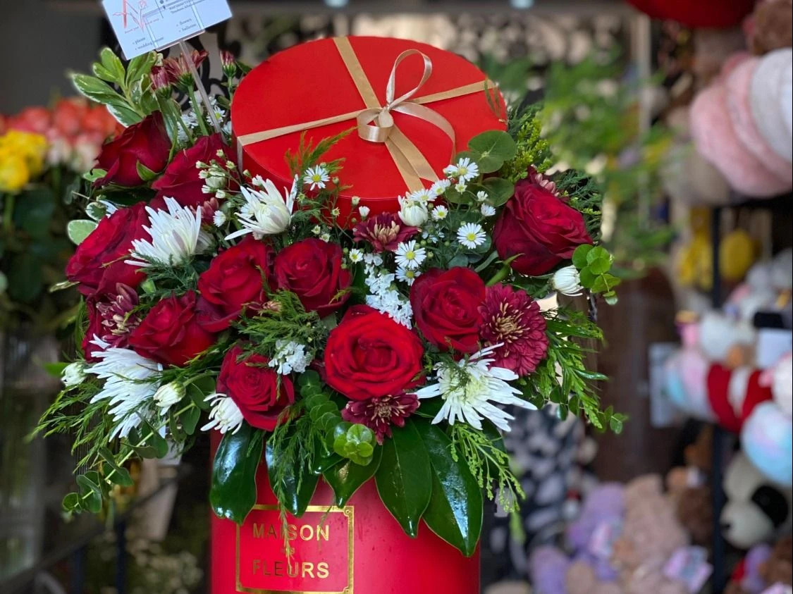 Birthday Box – Red Gory Roses