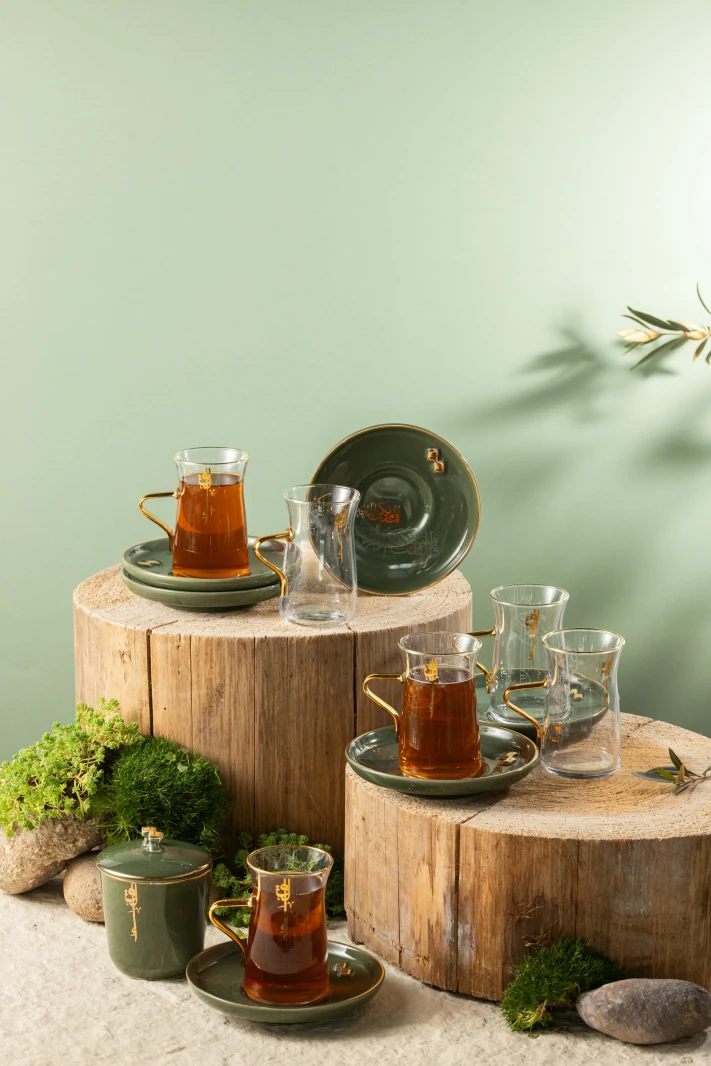 مجموعة زجاج الشاي 13 جهازًا من Liqaa - Olive + Gold
