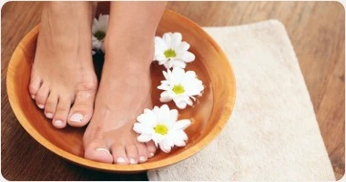 تشققات الأرجل: الأسباب، العلاج، والوصفات الطبيعية