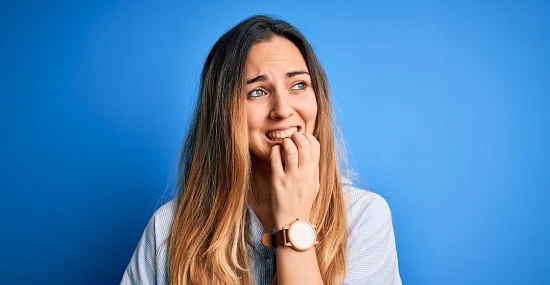 علامات التوتر في لغة الجسد