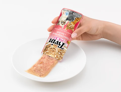 Soup for cats with chicken and tuna flavor