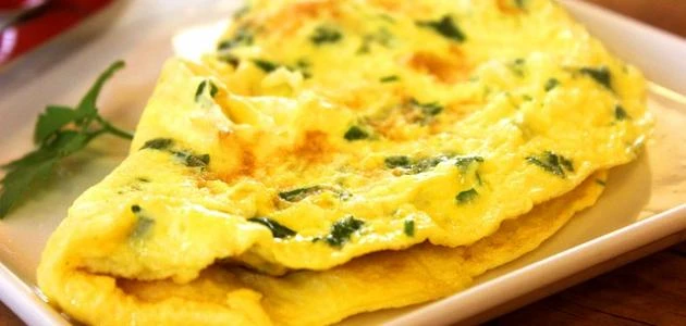 طريقة عمل البيض بالخضراوات.. طريقة سهلة وسريعة في ¼ ساعة