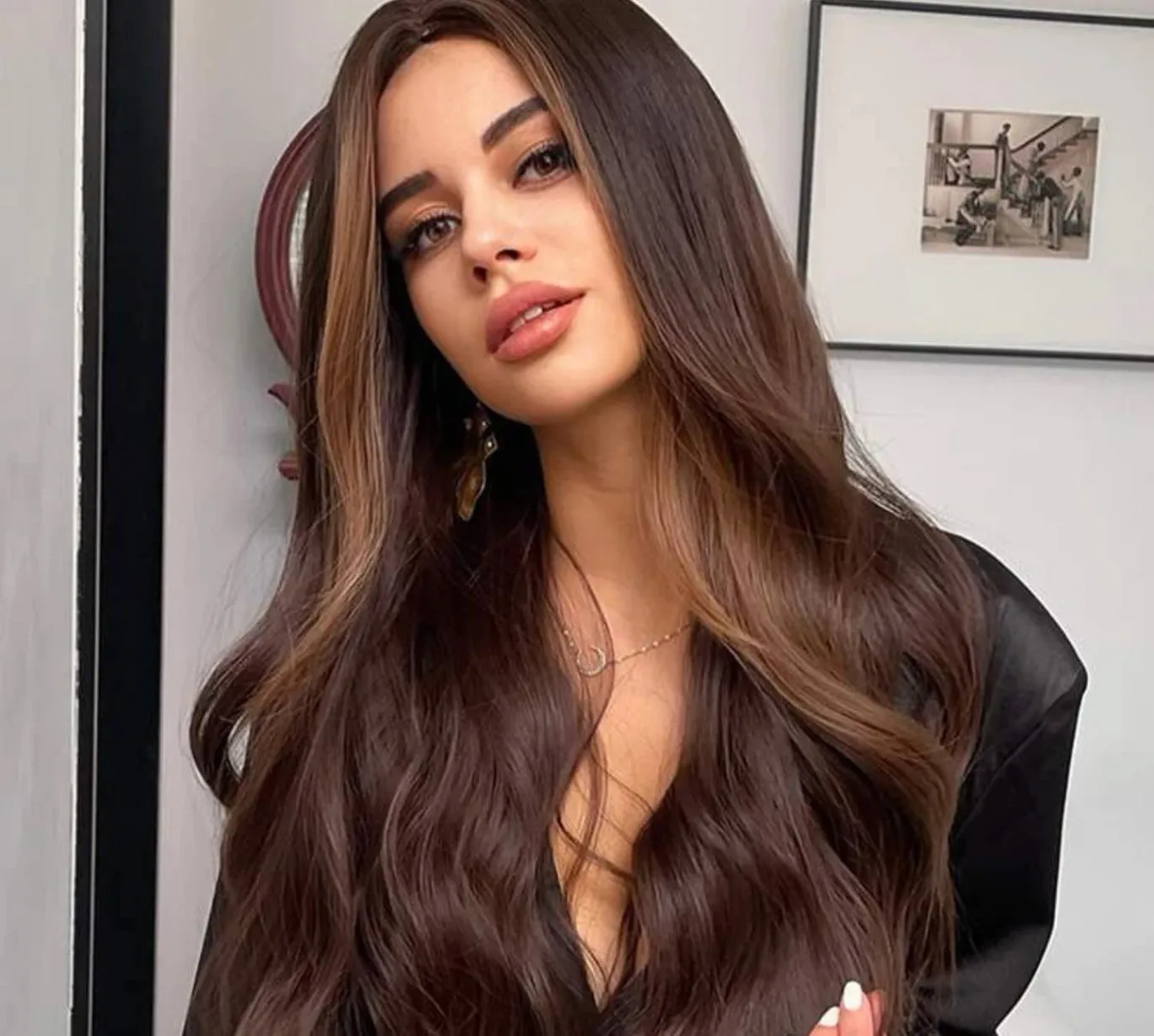 شعر مستعار مموج طويل بني شوكولاتة مع بني فاتح يبرز للنساء 26 بوصة باروكة دانتيل أمامية شعر مستعار صناعي مجعد الجزء الأوسط مع خط شعري واقعي وألياف مقاومة للحرارة ومثالية لأي مناسبة